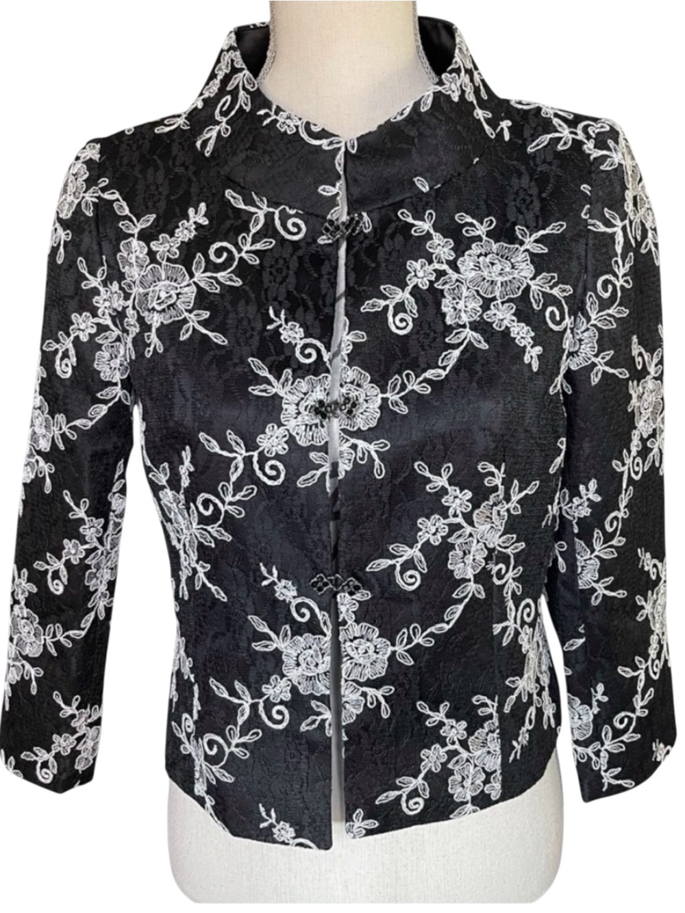 NWT Tahari ASL Black/White Asian Zen Decorative Clasp Short Jacket (2/4)